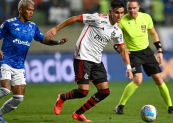 David Luiz marca de falta e Fla vence Cruzeiro em Belo Horizonte