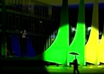 Vídeo mostra autor de ataque ao STF perto da equipe da TV Brasil