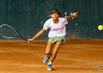 Tenistas baianos apoiados pelo FazAtleta disputam finais do torneio internacional Bahia Juniors Cup no Bahiano de Tênis neste sábado (16)