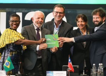 Paes entrega a Lula documento com 36 demandas de prefeitos do U20