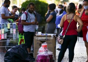 Brasileiros relatam menor renda e insegurança alimentar após pandemia
