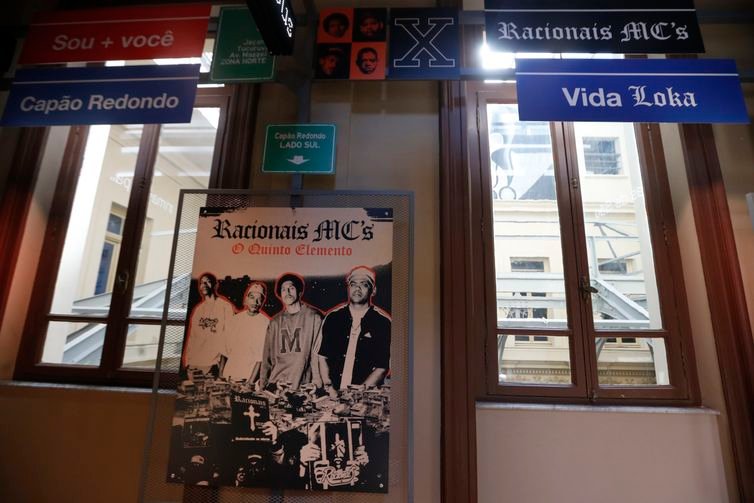 Paulo Pinto/Agência Brasil São Paulo (SP), 06/12/2024 - Equipamento público no largo Páteo do Colégio, que tem novo endereço: saiu do Palácio dos Campos Elíseos e foi para o Patéo do Colégio. O novo espaço é reinaugurado com uma série de exposições: “Favela em Fluxo” exibe obras de 22 artistas brasileiros e ficará até fevereiro de 2024. “Marvel – O Poder é Nosso” apresenta releituras feitas por jovens artistas negros e indígenas. A exposição “Racionais MC’s: O Quinto Elemento” celebra os 35 anos da banda de rap Racionais MC’s com itens históricos dos membros do grupo, “Sobre Vivências” desconstrói estereótipos das favelas com mais de 80 obras. Foto: Paulo Pinto/Agência Brasil