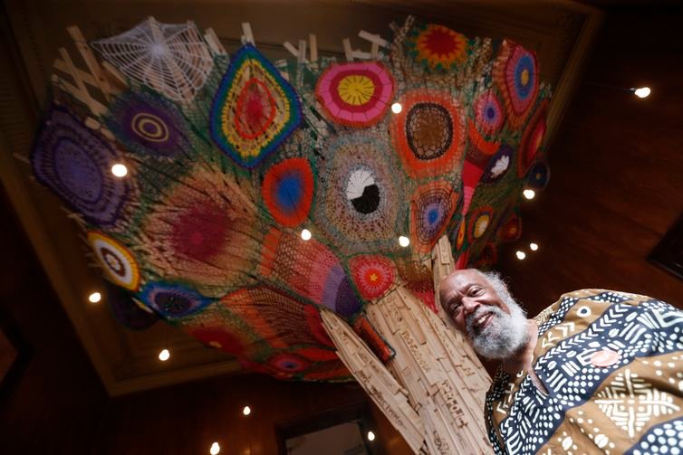 Paulo Pinto/Agência Brasil São Paulo (SP), 06/12/2024 - Equipamento público no largo Páteo do Colégio, que tem novo endereço: saiu do Palácio dos Campos Elíseos e foi para o Patéo do Colégio. O novo espaço é reinaugurado com uma série de exposições: “Favela em Fluxo” exibe obras de 22 artistas brasileiros e ficará até fevereiro de 2024. “Marvel – O Poder é Nosso” apresenta releituras feitas por jovens artistas negros e indígenas. A exposição “Racionais MC’s: O Quinto Elemento” celebra os 35 anos da banda de rap Racionais MC’s com itens históricos dos membros do grupo, “Sobre Vivências” desconstrói estereótipos das favelas com mais de 80 obras. .Curador Oswaldo Faustino. Foto: Paulo Pinto/Agência Brasil