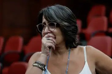 Rio de Janeiro (RJ), 05/12/2024 - A professora, Márcia Curi Vaz Galvão, membro do Coletivo Filhos e Netos por Memória, Verdade e Justiça, formado por familiares de mortos, desaparecidos, torturados e perseguidos políticos, se emociona ao falar sobre sua história, no auditório da UERJ.  Foto: Tânia Rêgo/Agência Brasil