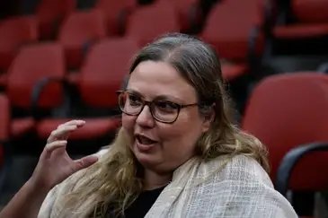 Rio de Janeiro (RJ), 05/12/2024 - Rosa Costa Quental, advogada, membro do Coletivo Filhos e Netos por Memória, Verdade e Justiça, formado por familiares de mortos, desaparecidos, torturados e perseguidos políticos, fala sobre sua história, no auditório da UERJ.  Foto: Tânia Rêgo/Agência Brasil