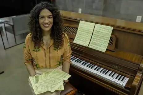 Joédson Alves/Agência Brasil Brasília (DF) 22/12/2024 – A jornalista e pesquisadora, Cibele Tenório autora da biografia sufragista Almerinda Farias.
Cibele posa para foto com as partituras inéditas descobertas durante pesquisa
Foto: Joédson Alves/Agência Brasil