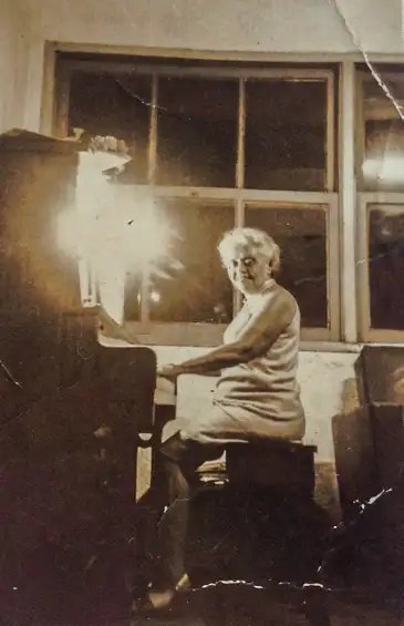 Almerinda Farias/Arquivo pessoal Brasília (DF) 20/12/2024 - Almerinda Farias em seu piano
Foto: Almerinda Farias/Arquivo pessoal