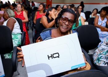 Professores recebem notebooks para auxiliar no trabalho pedagógico – Prefeitura Municipal de Candeias.