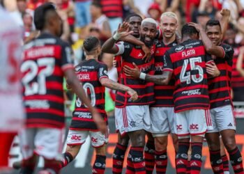 Flamengo vence e tira Inter da briga pelo título brasileiro