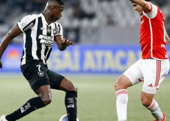 Botafogo visita o Inter para tentar garantir o título do Brasileiro