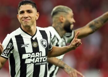 Botafogo derrota Inter e joga por um empate para ser campeão domingo