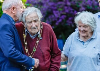 Lula condecora Mujica, que considera “a pessoa mais extraordinária”