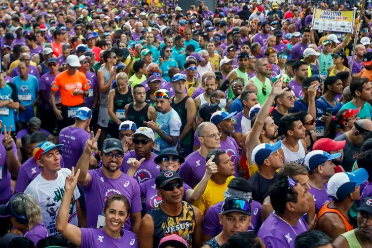 São Paulo (SP), 31/12/2024 - Disputa da 99ª Corrida Internacional da São Silvestre. A tradicional corrida de rua tem expectativa de receber cerca de 37.500 corredores, público recorde.
O percurso da São Silvestre tem largada na Avenida Paulista (entre as ruas Frei Caneca e Augusta), vai até o Centro histórico e volta para a Paulista pela subida da Avenida Brigadeiro Luiz Antônio - difíceis quilômetros finais. Acaba em frente ao prédio da Fundação Cásper Líbero.
Foto: Paulo Pinto/Agência Brasil
