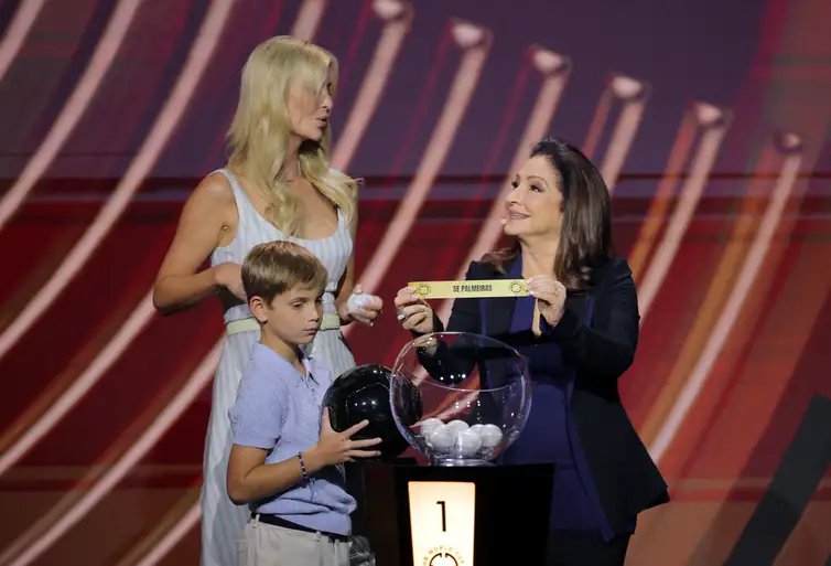 REUTERS/Brian Snyder/Proibida reprodução Soccer Football - Club World Cup - Draw - Miami, Florida, United States - December 5, 2024 Singer Gloria Estefan draws Palmeiras as U.S. president-elect Donald Trump's daughter Ivanka Trump and her son look on REUTERS/Brian Snyder