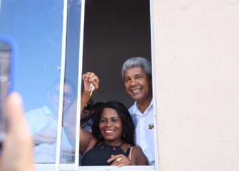 Moradores de Jiquiriçá recebem moradias do programa Bahia, Minha casa e escola de tempo integral