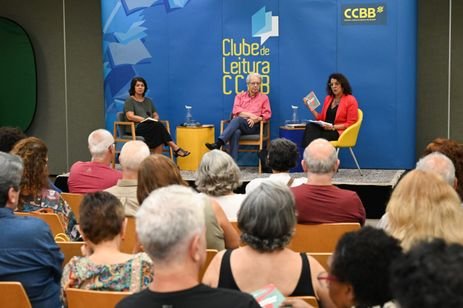 Alexandre Brum/Clube do Livro CCBB-RJ Rio de Janeiro (RJ), 12/12/2024 - Suzana Vargas (vermelho) conduz Clube do Livro do CCBB-RJ com Frei Betto. Foto: Alexandre Brum/Clube do Livro CCBB-RJ