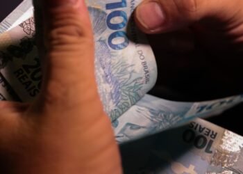 Lula sanciona regra que limita aumento do salário mínimo; veja valor