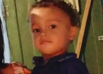 Menino morre após cair de moto pilotada pela mãe na Bahia