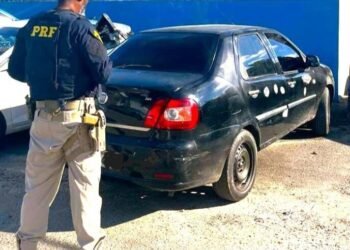 Homem recebe carro furtado como pagamento de dívida e acaba na delegacia