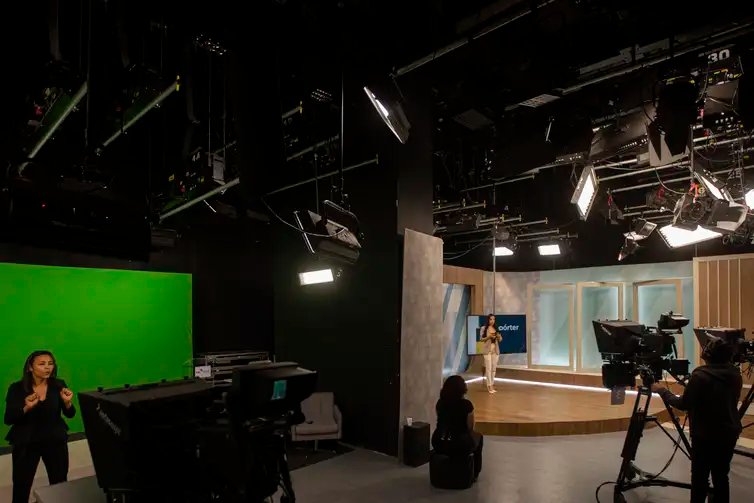 Brasília (DF) 06-04-2023 - Por dentro da Empresa Brasil de Comunicação (EBC), estúdio 01 transmitindo ao vivo o programa Repórter DF, detalhe da tradutora de libras durante transmissão (e). 
Foto: Joédson Alves/Agência Brasil