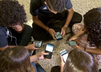 Tarcísio sanciona lei que proíbe celulares nas salas de aula