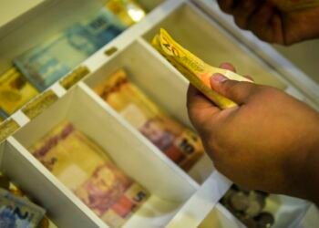 Lula assina decreto que eleva salário mínimo para R$ 1.518