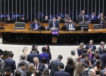 Câmara rejeita mudanças do Senado e aprova reforma tributária