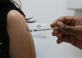 Vacinas contra covid-19 serão enviadas até terça para todo o Brasil