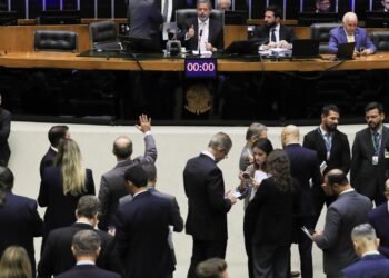 Câmara aprova urgência para corte de gastos e governo promete negociar