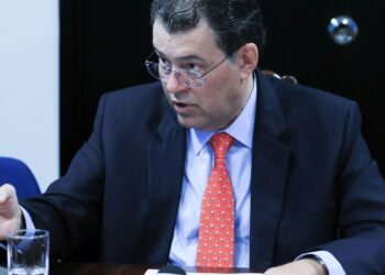 Relator da reforma tributária inclui armas em Imposto Seletivo