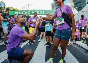 Casal que se conheceu correndo fica noivo na São Silvestre