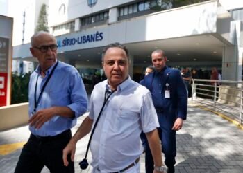 Médico diz que Lula está bem, sentado e conversando