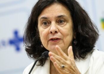 Ministra da Saúde alerta contra riscos da dengue