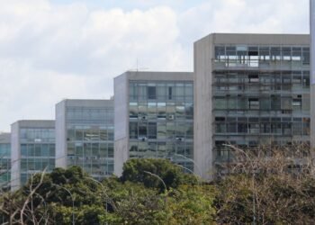 Déficit de contas públicas cai 80% em novembro se comparado com 2023