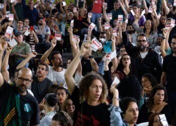 Novo estatuto de servidores avança, e professores do Rio mantêm greve