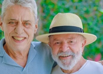 Lula recebe visita de Chico Buarque em São Paulo