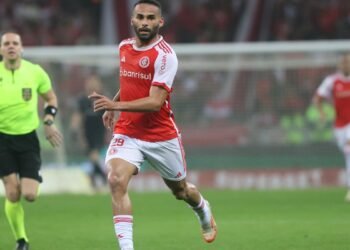 Thiago Maia leva prêmio Fair Play da Fifa por ajuda em enchentes no RS