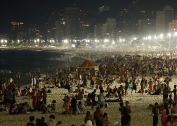 Banho noturno na orla do Rio atrai cariocas e turistas no calorão