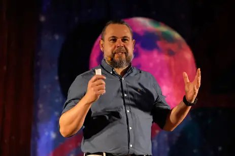 Tânia Rêgo/Agência Brasil Manaus (AM), 30/11/2024 - Thiago Silva, ecólogo digital, explorador da National Geographic e professor sênior da Universidade de Stirling, na Escócia, fala durante a TEDx Amazônia, no Salão Rio Solimões. Foto: Tânia Rêgo/Agência Brasil