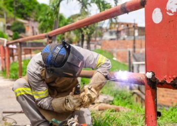 Serviços de manutenção são iniciados e escadaria que liga Getúlio Vargas ao Malembá ganha iluminação em LED – Prefeitura Municipal de Candeias.