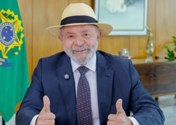 Lula faz exames de imagem da cabeça e está liberado para viagens