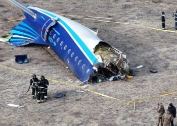 Brasileiros analisam caixas-pretas de avião que caiu no Cazaquistão