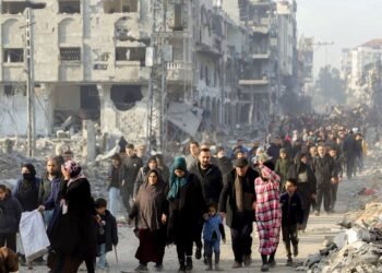 Palestinos começam a retornar para uma Gaza devastada