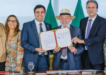 Lula sanciona lei que restringe uso de celular em escolas