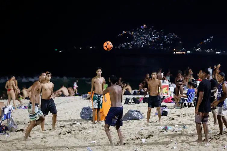 Rio de Janeiro (RJ) 22/01/2025 - Onda de calor no verão atrai frequentadores para a praia do Arpoador durante a noite. Foto: Fernando Frazão/Agência Brasil