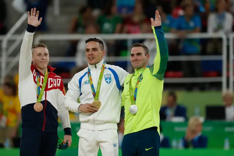 Fernando Frazão/Agência Brasil Rio de Janeiro - Ginasta Arthur Zanetti (D) é prata nas argolas em final vencida pelo grego Eleftherios Petrounias (C), com o russo Denis Abliazin (E) em terceiro ( Fernando Frazão/Agência Brasil)