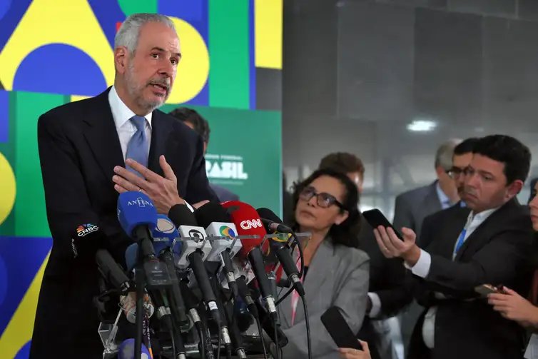 José Cruz/Agência Brasil Brasília (DF), 21/01/2025 - O presidente da COP30, André Corrêa do Lago fala com jornalistas após reunião com o presidente da República Luiz Inácio Lula da Silva, no Palácio do Planalto. Foto: José Cruz/Agência Brasil