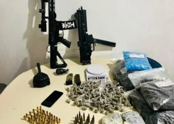 Denúncia anônima leva PM a apreender armas e drogas na Bahia