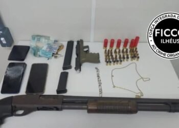 Força policial prende suspeitos em carro roubado na Bahia