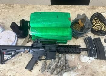 Força policial desmonta esconderijos de fuzil e drogas na Bahia